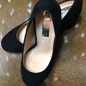 Black Liliana chunky heel. Size 5 1/2.